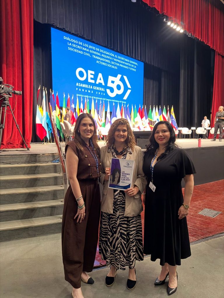 Imagen der. a izq. Carolina Guarín (Coordinadora de Proyectos Fondejusticia), Paulina Corominas
(Jefa de la Sección de Relaciones con Sociedad Civil, SARE/OEA) Hilda Lorena leal (Secretaria Ejecutiva Fondejusticia)